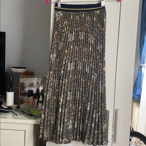 H&M skirt with beautiful patten.